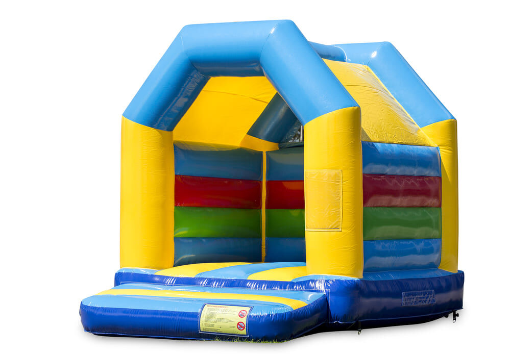 Midi springkasteel kopen in een kleuren combinatie van blauw groen geel en rood een standaard thema voor kinderen. Bestel springkastelen online bij JB Inflatables Nederland