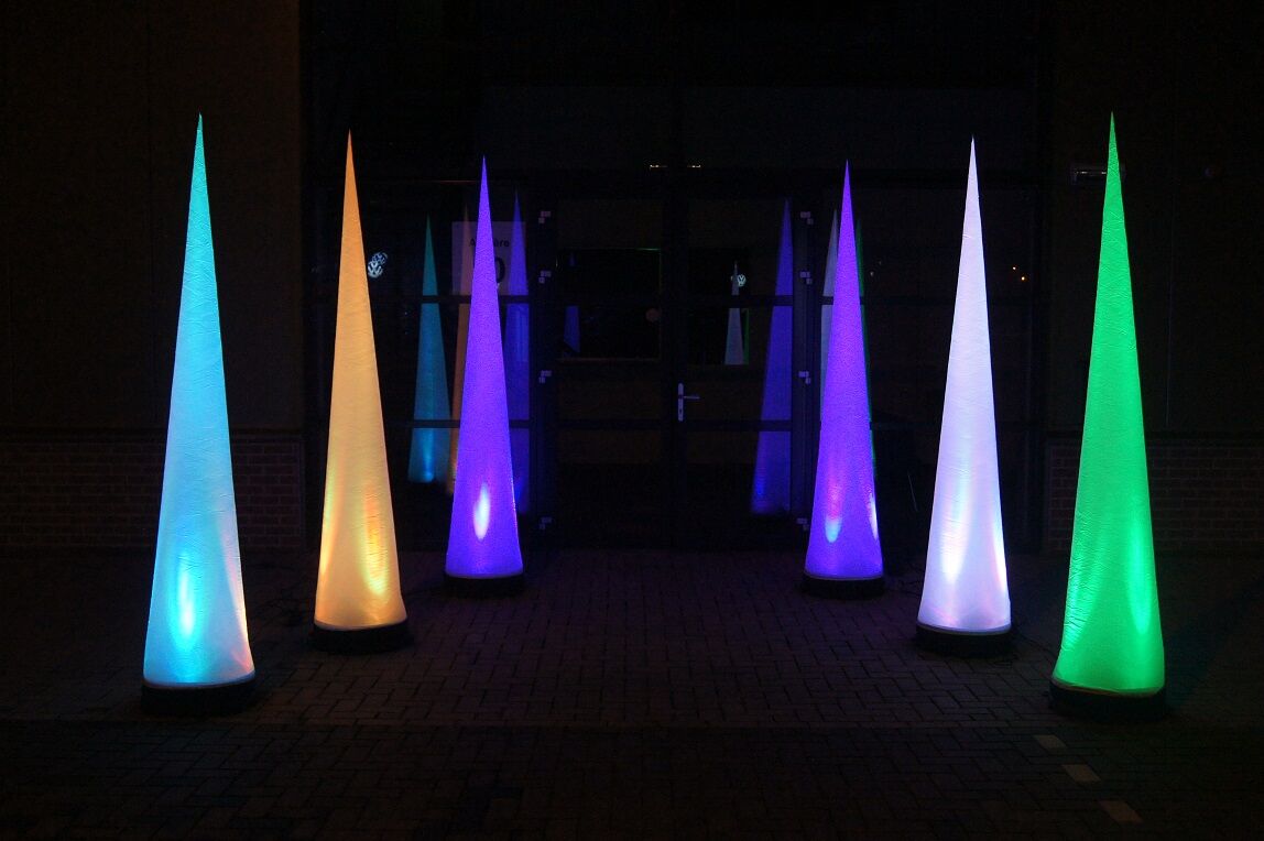 Koop nu online lichtpilaren in de vorm van een kegel van 2.5m bij JB Inflatables Nederland. In standaard uitvoeringen en in iedere denkbare vorm en kleur te verkrijgbaar