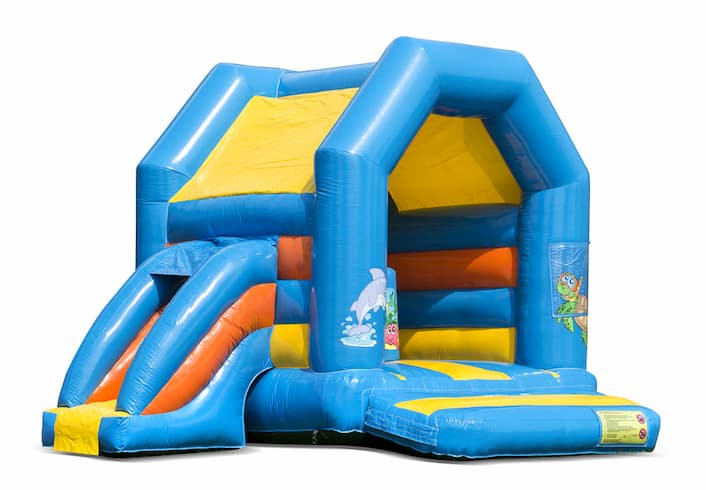 Midi overdekt multifun springkussen met glijbaan kopen in een kleuren combinatie van geel blauw en oranje en in seaworld thema voor kinderen. Bestel springkussens online bij JB Inflatables Nederland