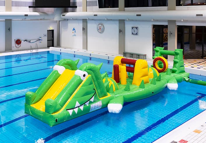 inflatable waterstormbaan te huur in zwembad met thema krokodil voor kinderen