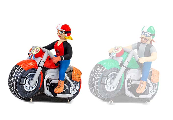 Sarah pop op een rode motor kopen als blikvanger voor verjaardagen 