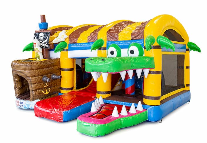 Groot opblaasbaar overdekt multiplay springkussen met glijbaan bestellen in thema xxl piraat voor kinderen. Bestel springkussens online bij JB Inflatables Nederland