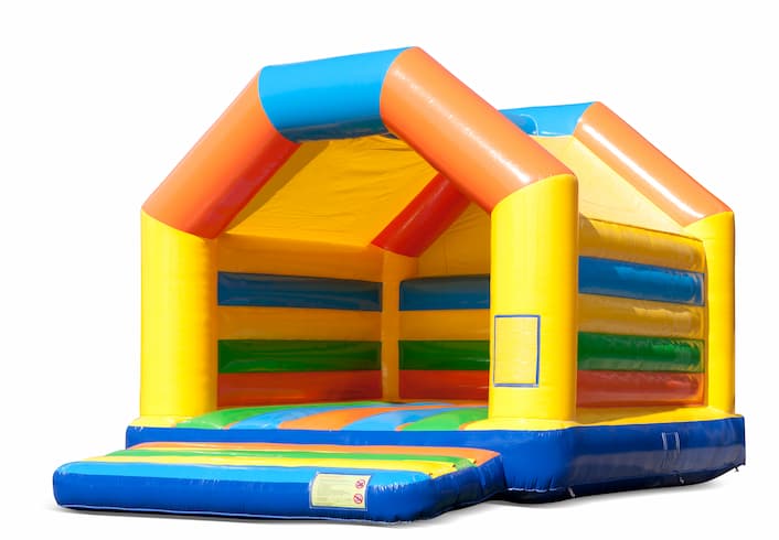 Groot springkussen overdekt kopen in de kleuren geel oranje groen en blauw voor kinderen. Bestel springkussens online bij JB Inflatables Nederland