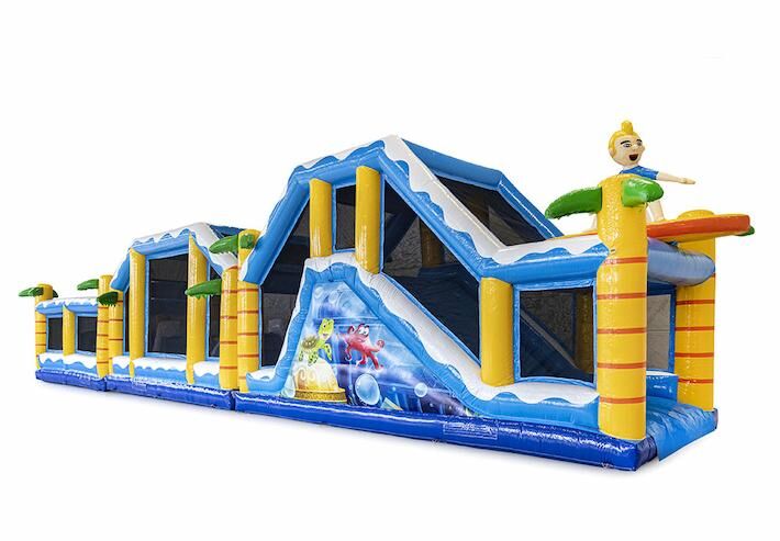 Pista de obstáculo modular inflável de 19 metros no tema surf com objetos 3D para crianças correspondentes. Compre pistas de obstáculos infláveis ​​online agora na JB Insuflaveis Portugal