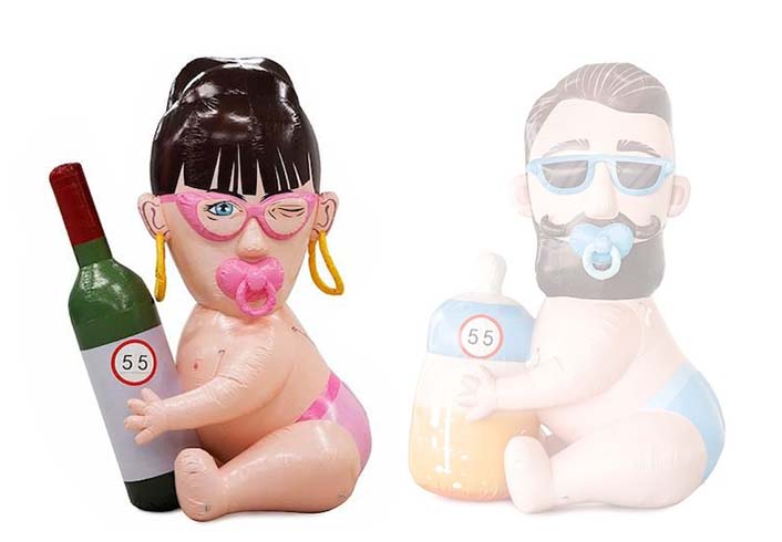 Opblaasbare Sarah pop baby met speen in de mond en fles wijn in de handen kopen