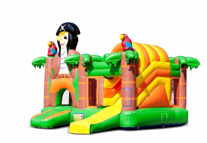 Opblaasbaar overdekt multiplay springkussen met glijbaan kopen in thema piraat voor kinderen. Bestel opblaasbare springkussens online bij JB Inflatables Nederland