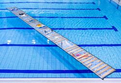 Op maat gemaakte waterloopmat kopen voor in het zwembad voor kinderen