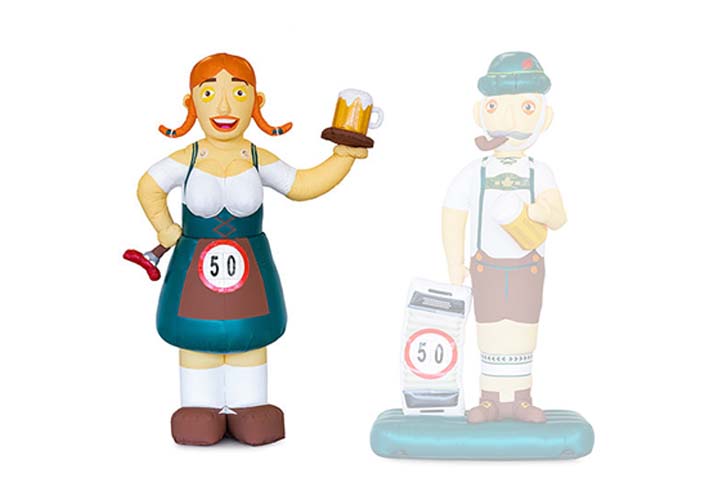 Opblaasbare Sarah pop in oktoberfeest thema met braadworst en bier in haar handen