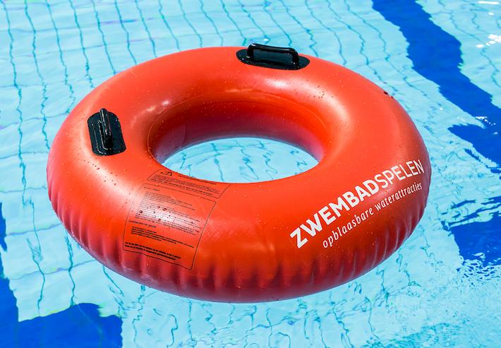 zwembad spel zwemband in rood of blauw kopen