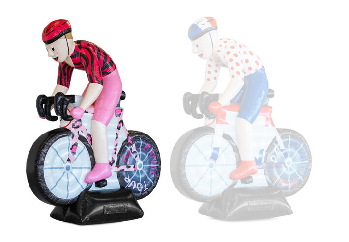 Sarah opblaasbare pop op wielrenfiets met roze kleding aan kopen