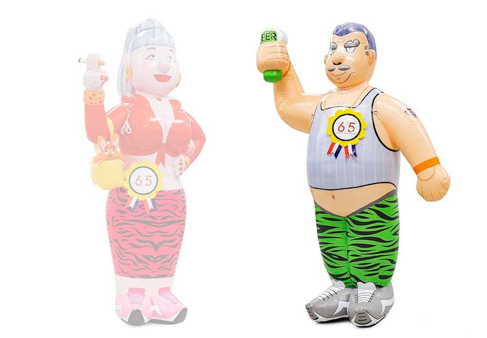 Opblaasbare Abraham ordinair pop met hemdje en bier in zijn hand kopen 