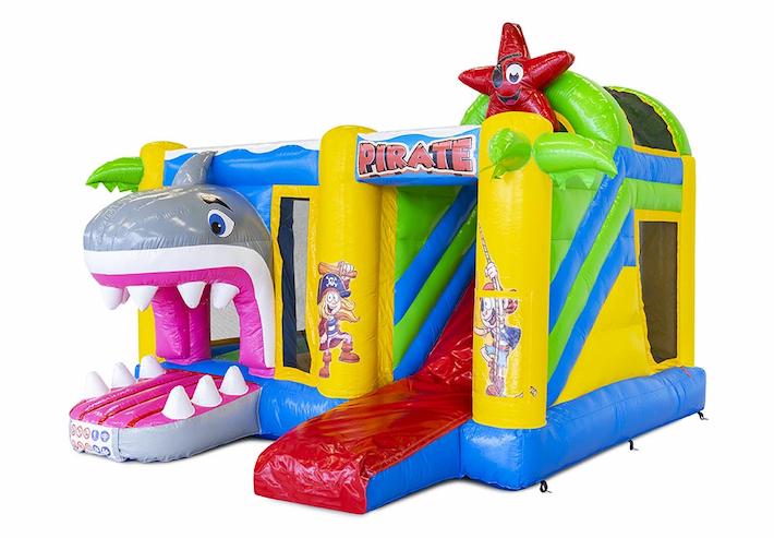 Opblaasbaar springkasteel met glijbaan in piraten thema met 3d haai te koop voor kinderen