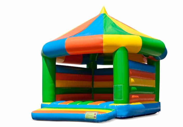 Acquista un grande castello gonfiabile a giostra coperta in tema standard per bambini. Disponibile su JB Gonfiabili Italia online