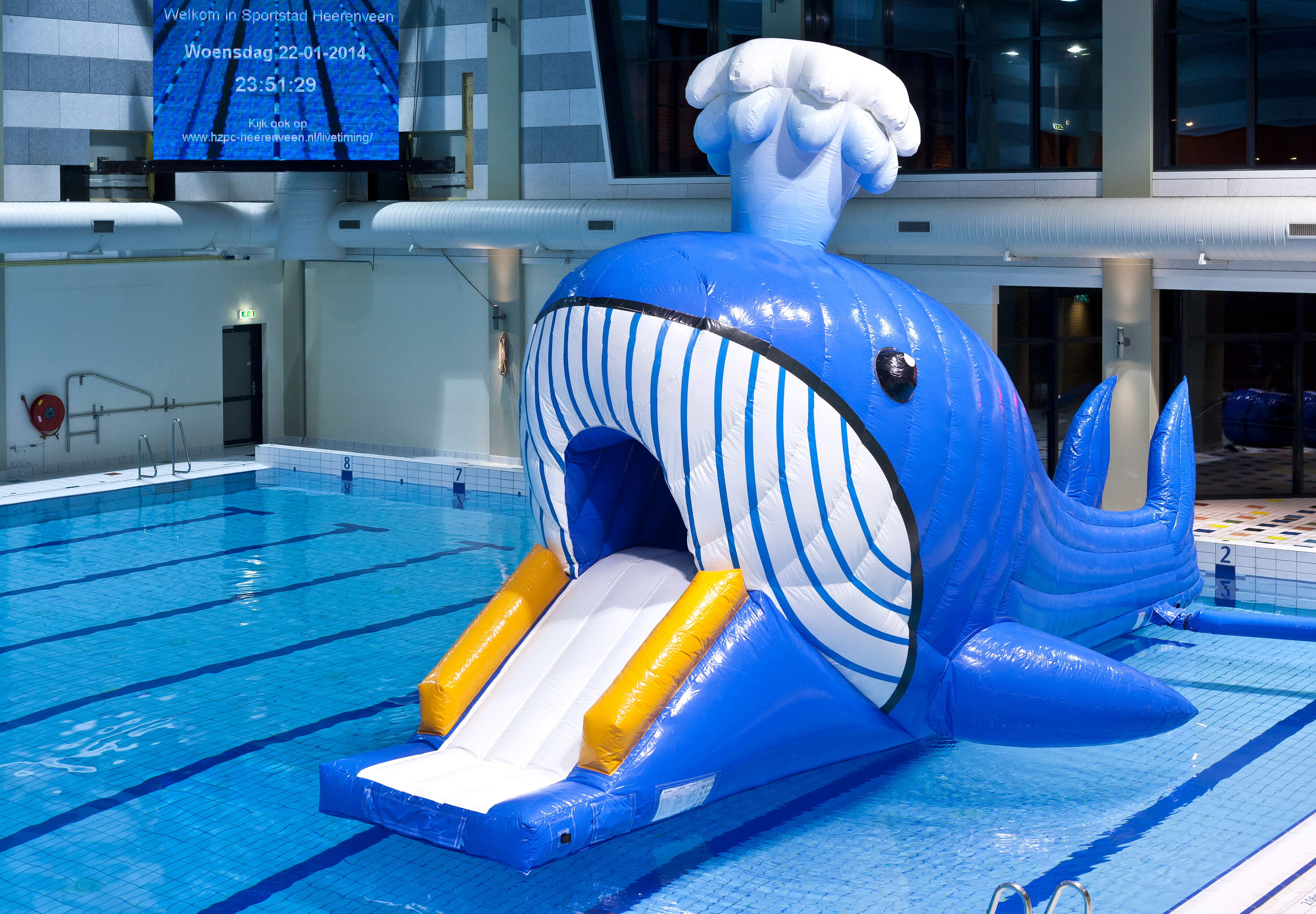 Koop luchtdichte Obstakel Run in thema walvis met uitdagende obstakel objecten voor kinderen. Bestel opblaasbare stormbanen nu online bij JB Inflatables Nederland 