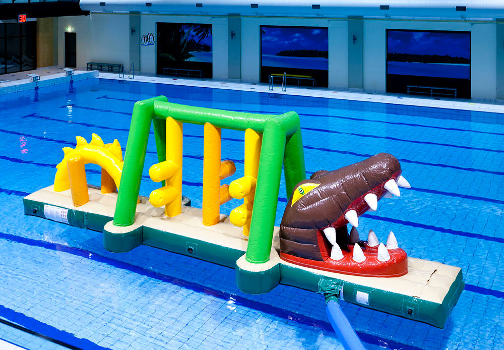 Carrera de obstáculos hinchable de cocodrilos con objetos divertidos para grandes y pequeños. Ordene carreras de obstáculos inflables en línea ahora en JB Hinchables España