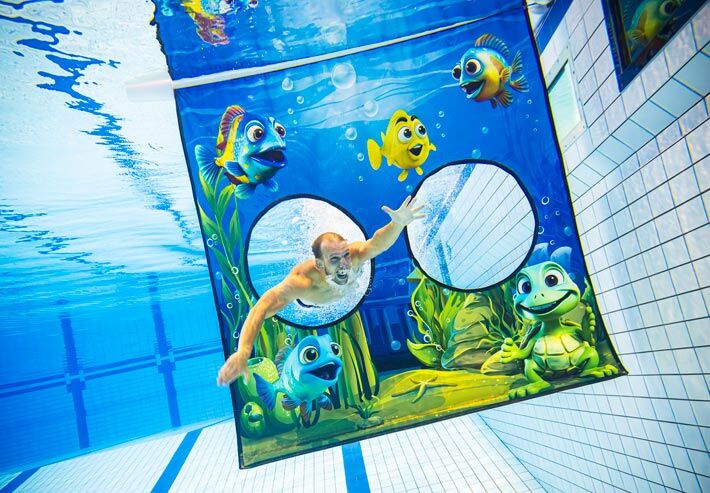 Foto van duikzeil in zwembad met seaworld thema