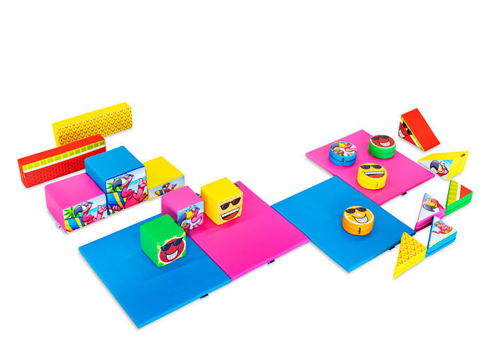 Conjunto de Softplay grande no tema Flamingo Hawaii com blocos coloridos para brincar