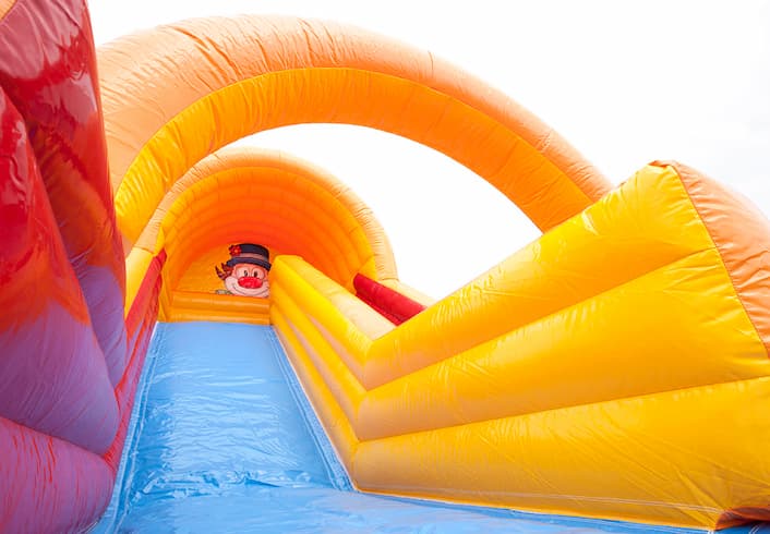 Groot super opblaasbaar springkussen te koop in thema clown met glijbaan en glij en klimmat voor kids