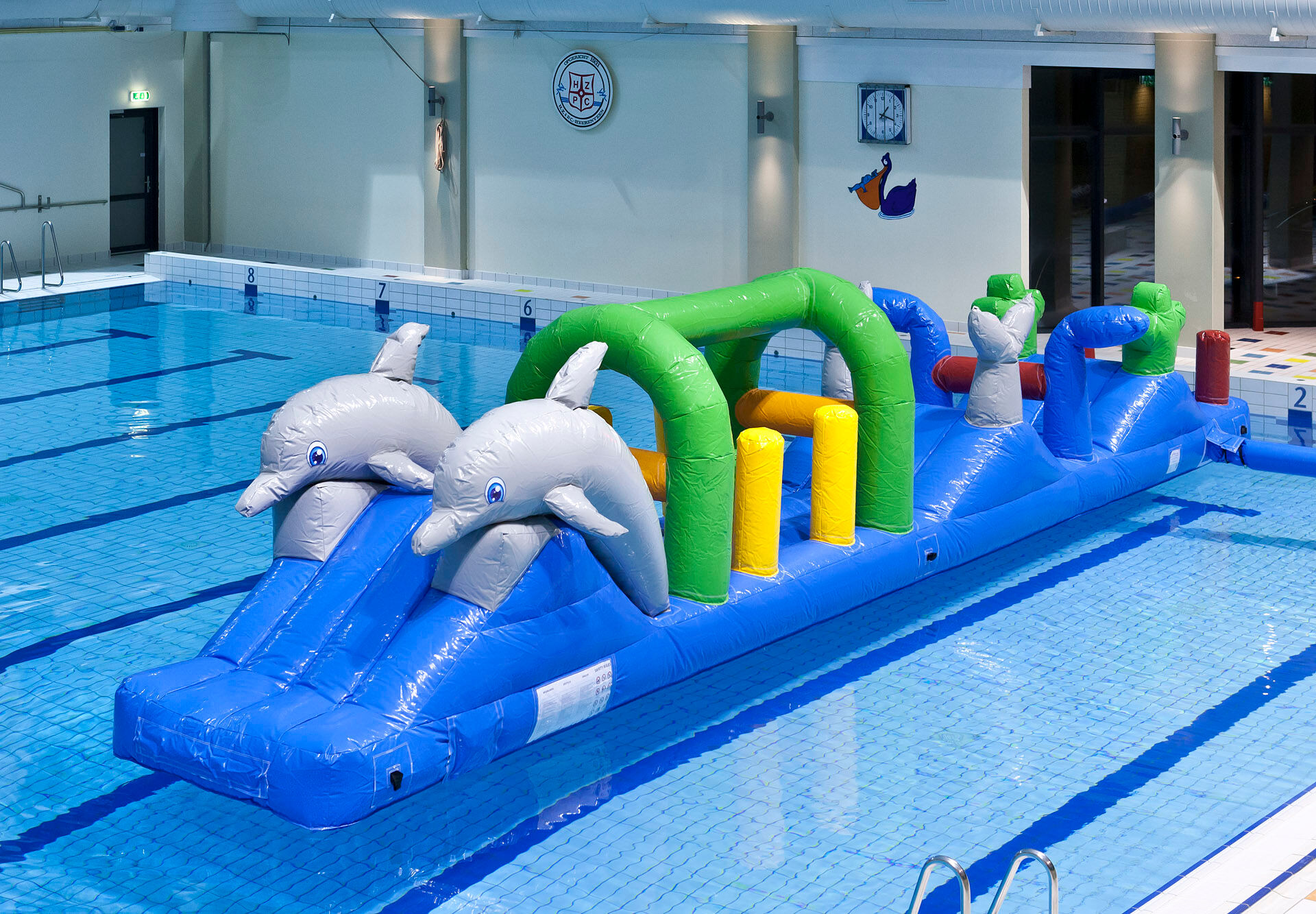 Coole zwembad run in thema dolfijn met uitdagende obstakel objecten voor zowel jong als oud. Bestel opblaasbare zwembadspelen nu online bij JB Inflatables Nederland 
