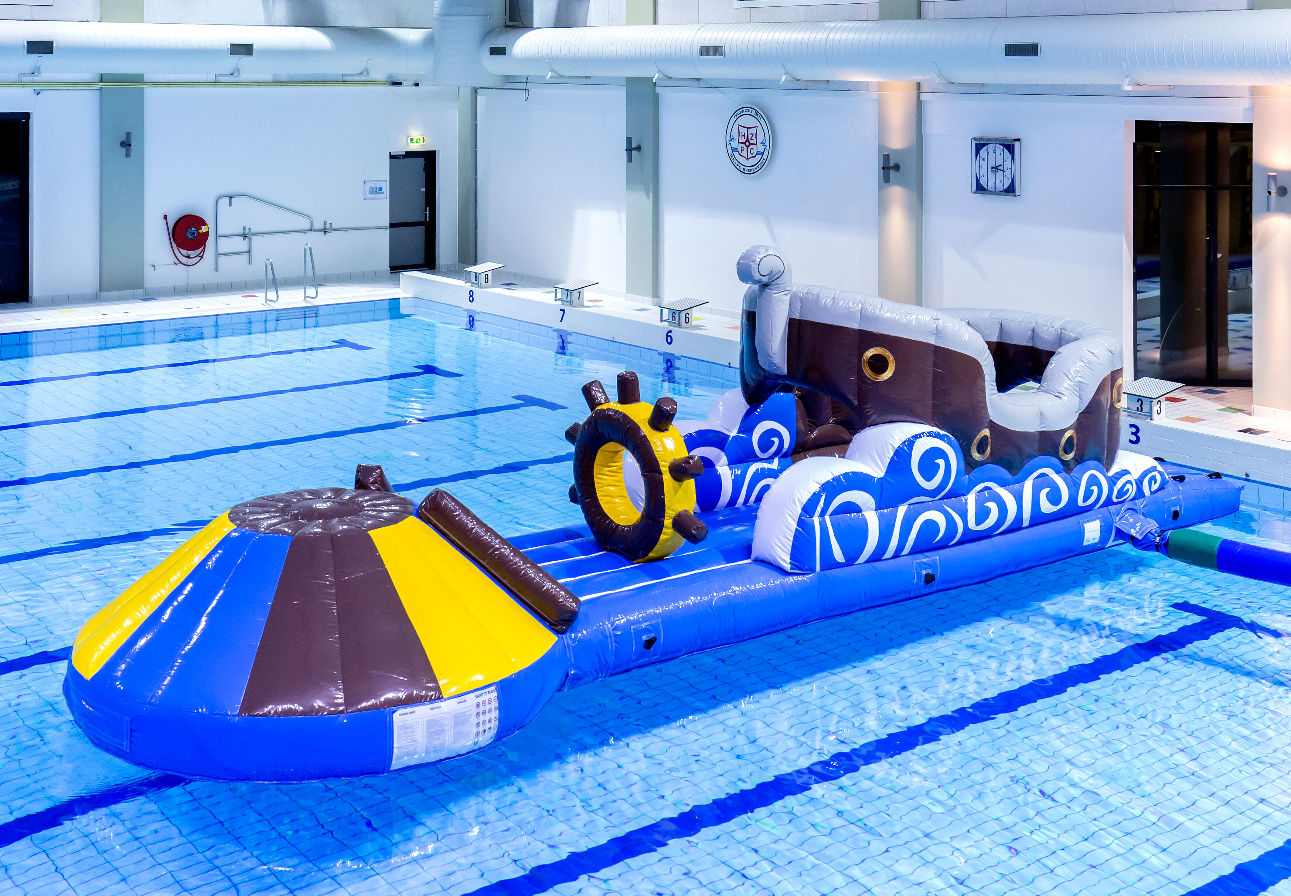 Unieke luchtdichte opblaasbare glijbaan in thema piraten bestellen voor zowel jong als oud. Koop opblaasbare zwembadspelen nu online bij JB Inflatables Nederland 