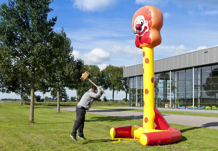 Opblaasbare lichtdichte paal met clowns kop om kop van jut te spelen kopen