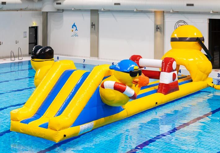 Toboggan du parcours d'obstacles de piscine sur le thème du canard de bain