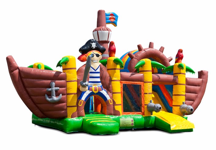 Multiplay piratenschip springkasteel met een glijbaan, leuke objecten op het springvlak en opvallende 3D objecten bestellen voor kids. Koop opblaasbare springkastelen online bij JB Inflatables Nederland