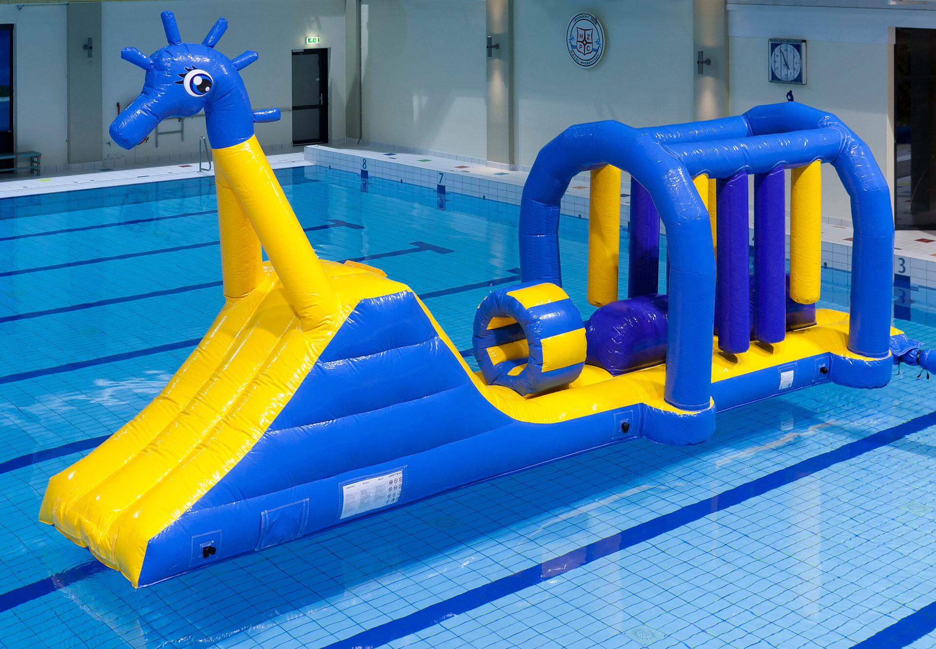 Compre uma pista de obstáculos inflável exclusiva Piscina corrida Seahorse com objetos divertidos para jovens e idosos. Encomende jogos de sinuca infláveis ​​agora online na JB Insuflaveis Portugal