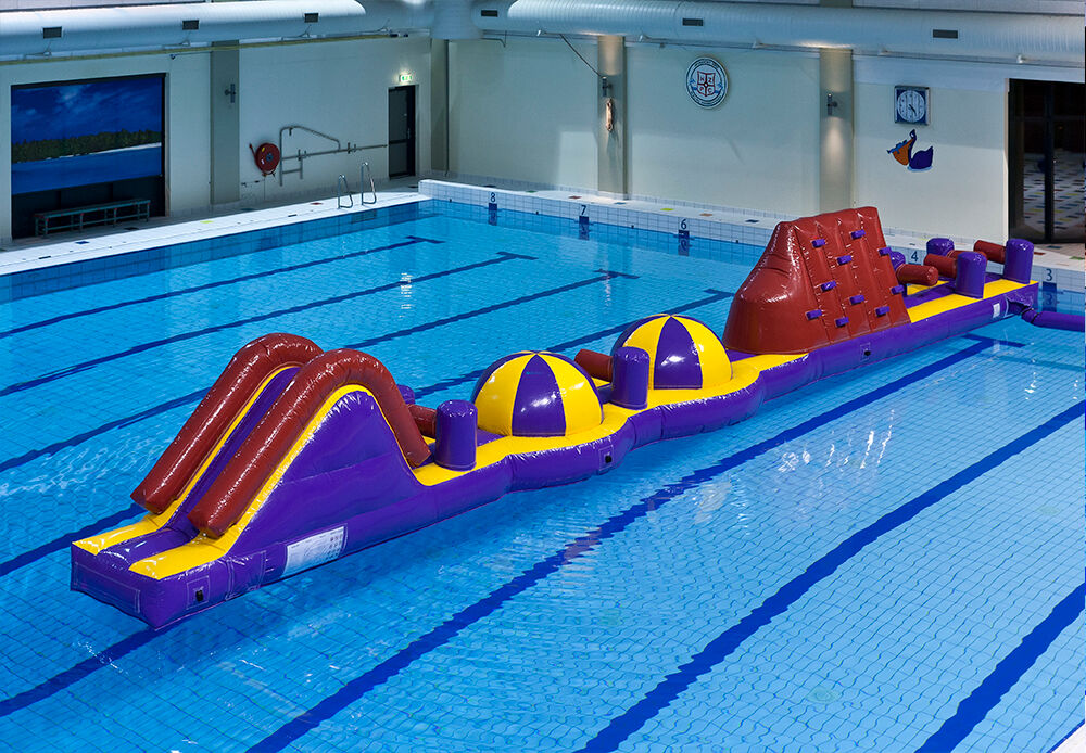 Spettacolare percorso ad ostacoli gonfiabile lungo 17 metri di avventura mega run XL con vari oggetti emozionanti per i bambini. Ordina ora le attrazioni acquatiche gonfiabili online su JB Gonfiabili Italia