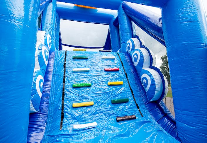 Groot opblaasbaar springkasteel met glijbaan te koop in thema stormbaan met klim en glij mat voor kids