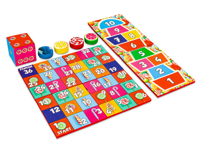 Conjunto de jogos colorido na frente do Softplay no tema de doces
