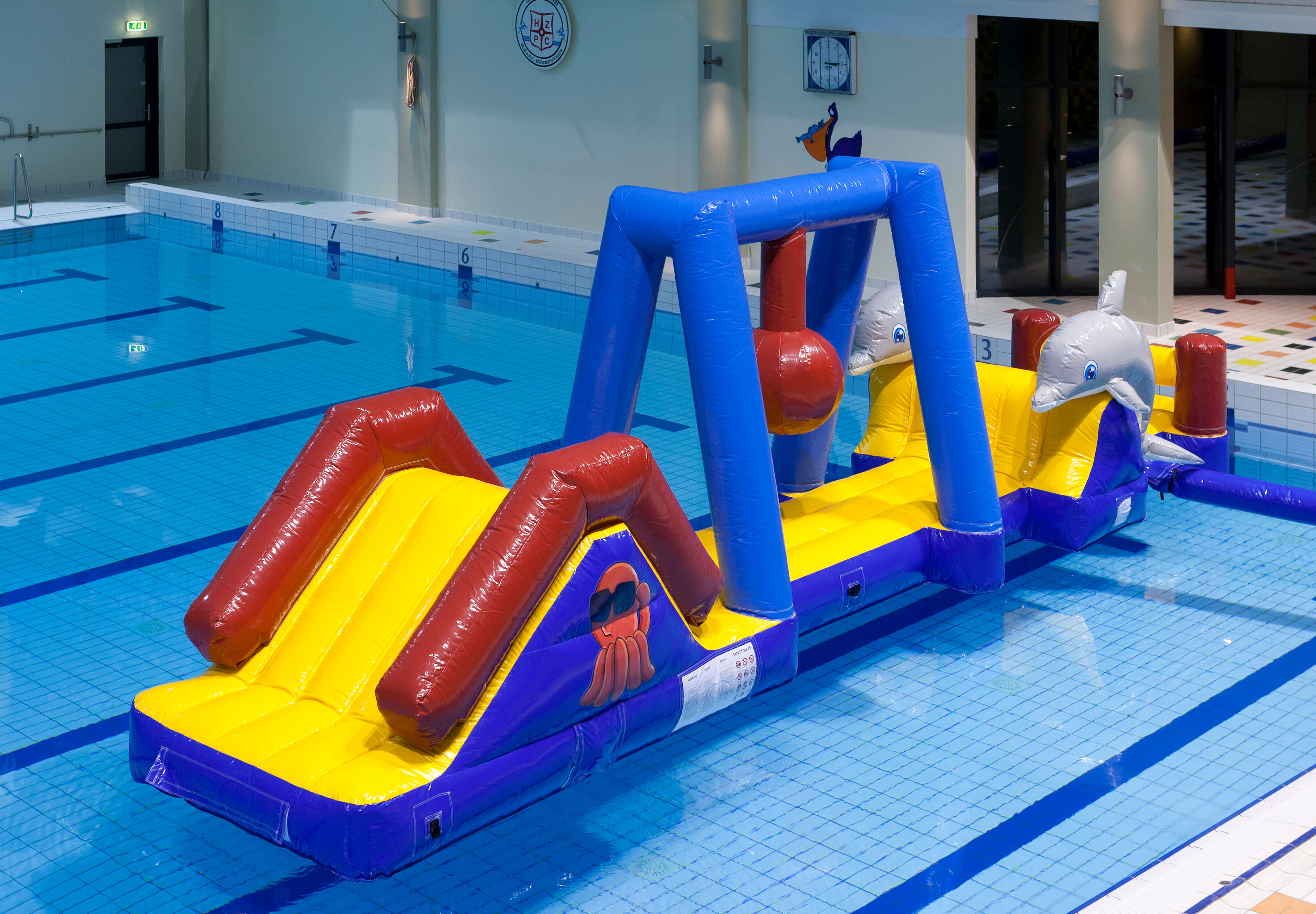 Kaufen sie den aufblasbaren wasserparcours marine run mit 3D-delfinen und coolen drucken für jung und alt. Bestellen sie aufblasbare hindernisparcours jetzt online bei JB-Hüpfburgen Deutschland