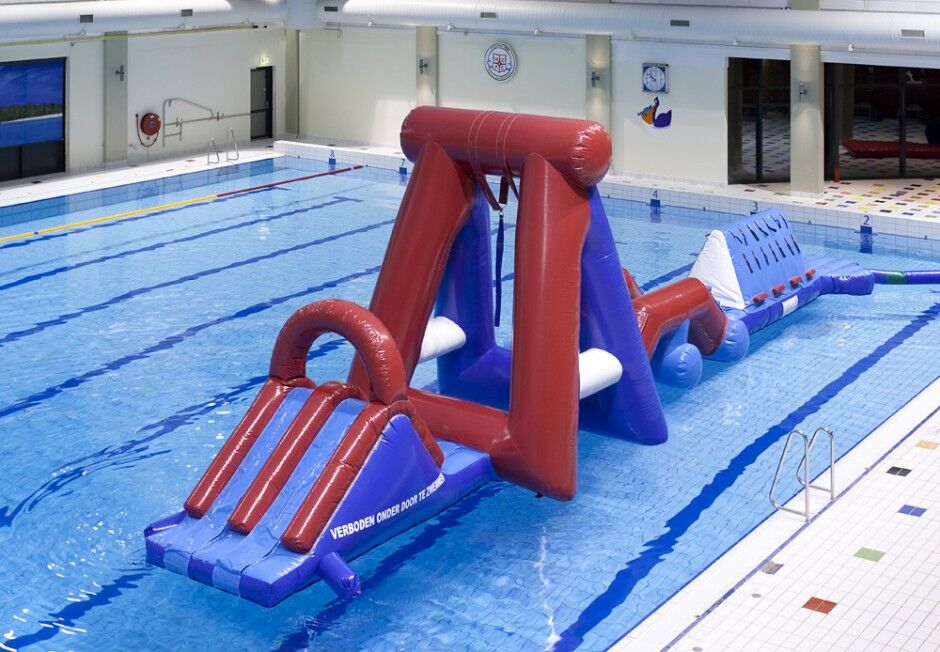 Bestel dubbele opblaasbare Water obstakel run zwembadstormbaan met twee klimmuren, een balanceerobject, een slingertoren en een glijbaan voor kids. Koop opblaasbare stormbanen nu online bij JB Inflatables Nederland