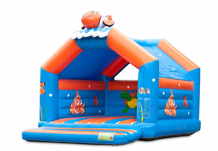 Acquista un grande castello gonfiabile al coperto in un tema nemo pesce pagliaccio per bambini. Disponibile su JB Gonfiabili Italia online