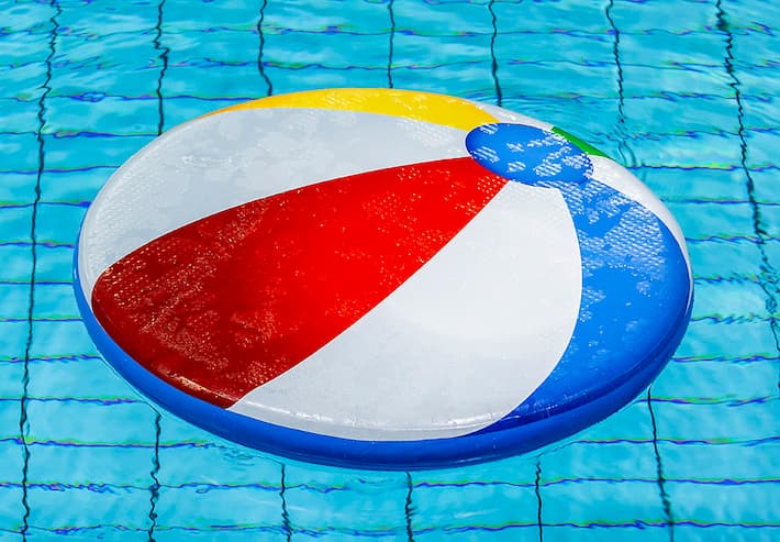 Drijfmat strandbal gekleurd voor in het zwembad voor kinderen te koop.