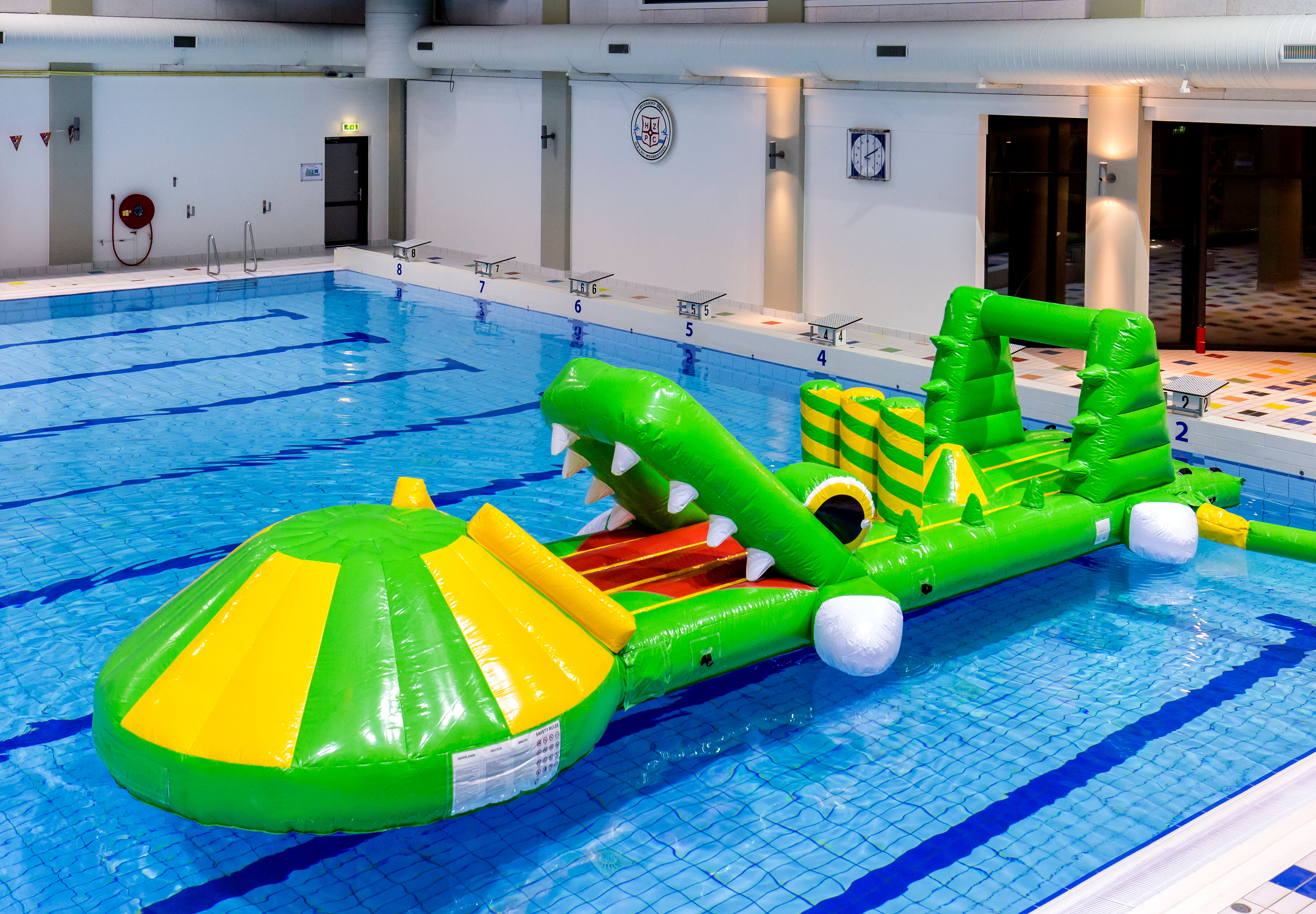 Unieke opblaasbare glijbaan in thema krokodil bestellen voor zowel jong als oud. Koop opblaasbare zwembadspelen nu online bij JB Inflatables Nederland 