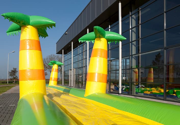 Groot opbaasbaar buikschuifbaan springkussen te koop met glij mat voor kinderen