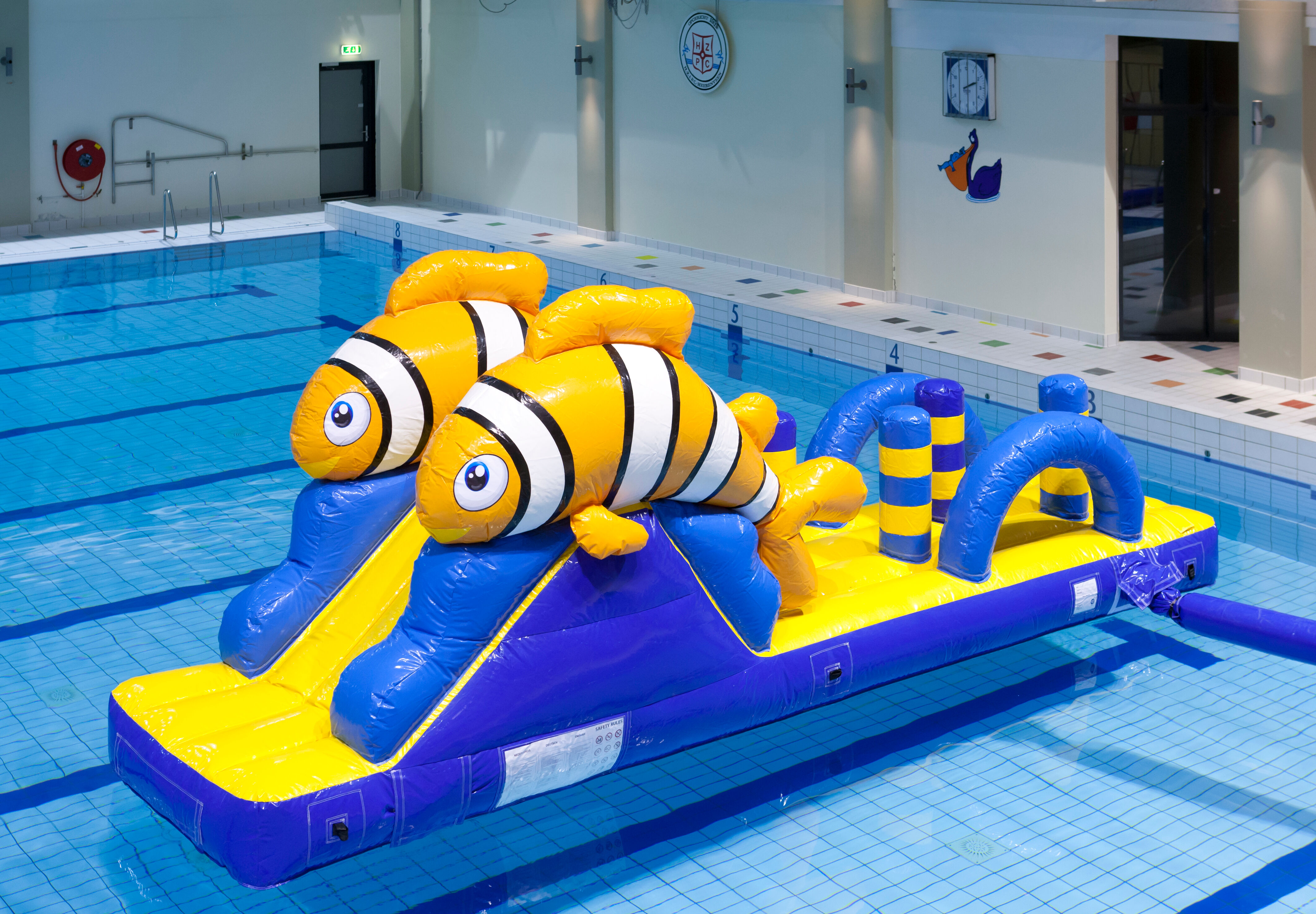 Bestel lange opblaasbare clownvis run met glijbaan voor zowel jong als oud. Koop opblaasbare zwembadspelen nu online bij JB Inflatables Nederland
