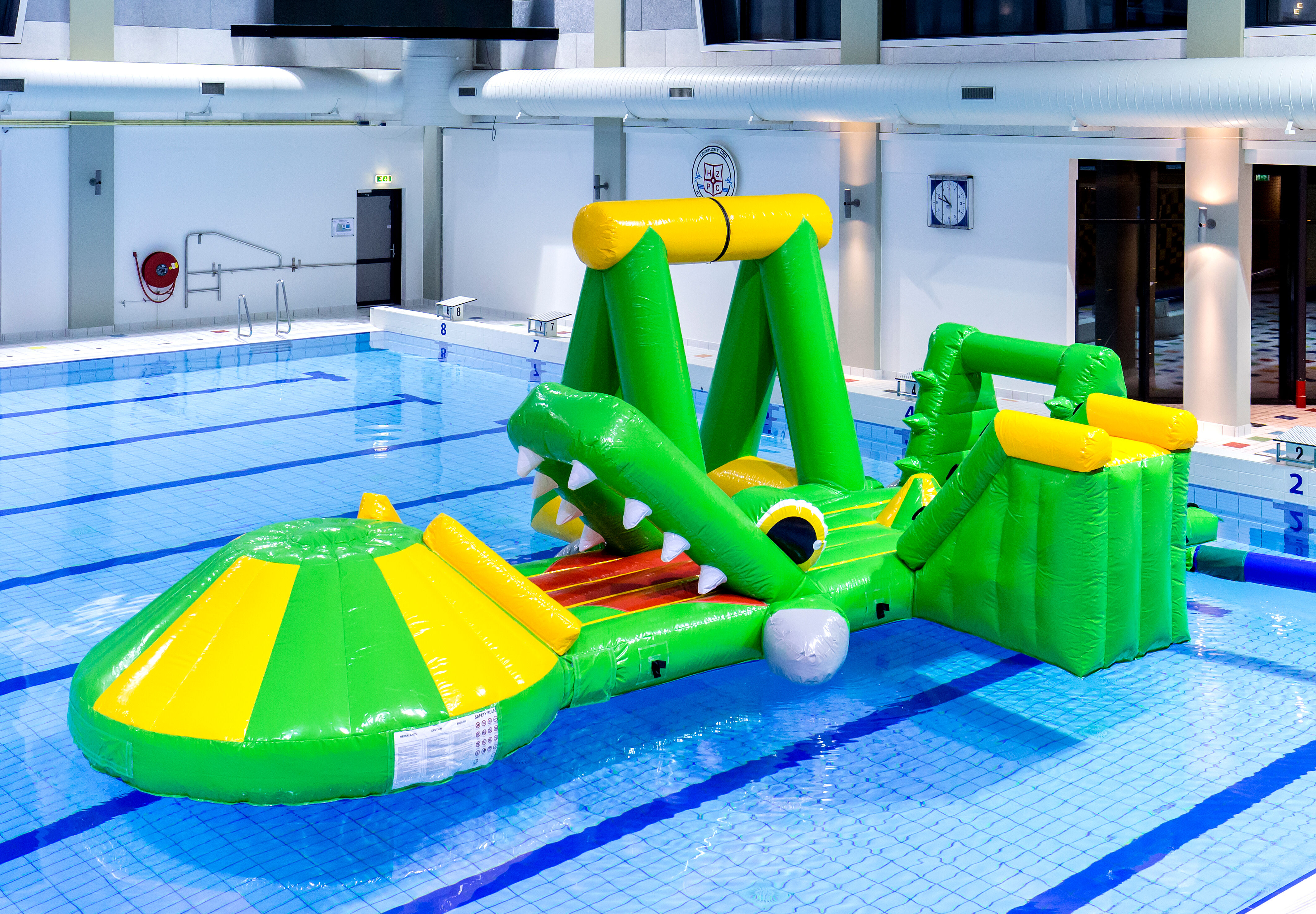 Bestellen sie eine aufblasbare, luftdichte krokodil-spielinsel mit ranke, kletterturm, rundrutsche und hindernissen für groß und klein. Kaufen sie aufblasbare wasserattraktionen jetzt online bei JB-Hüpfburgen Deutschland