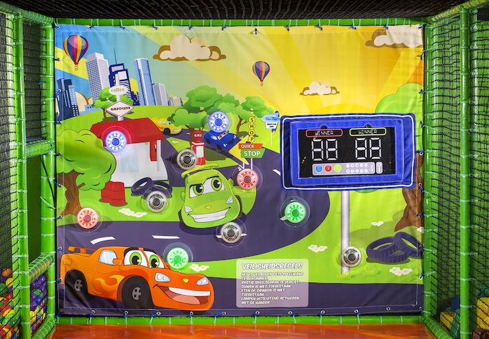 Playground wall met interactieve spots erin om spellen te spelen voor kinderen bestellen in auto thema