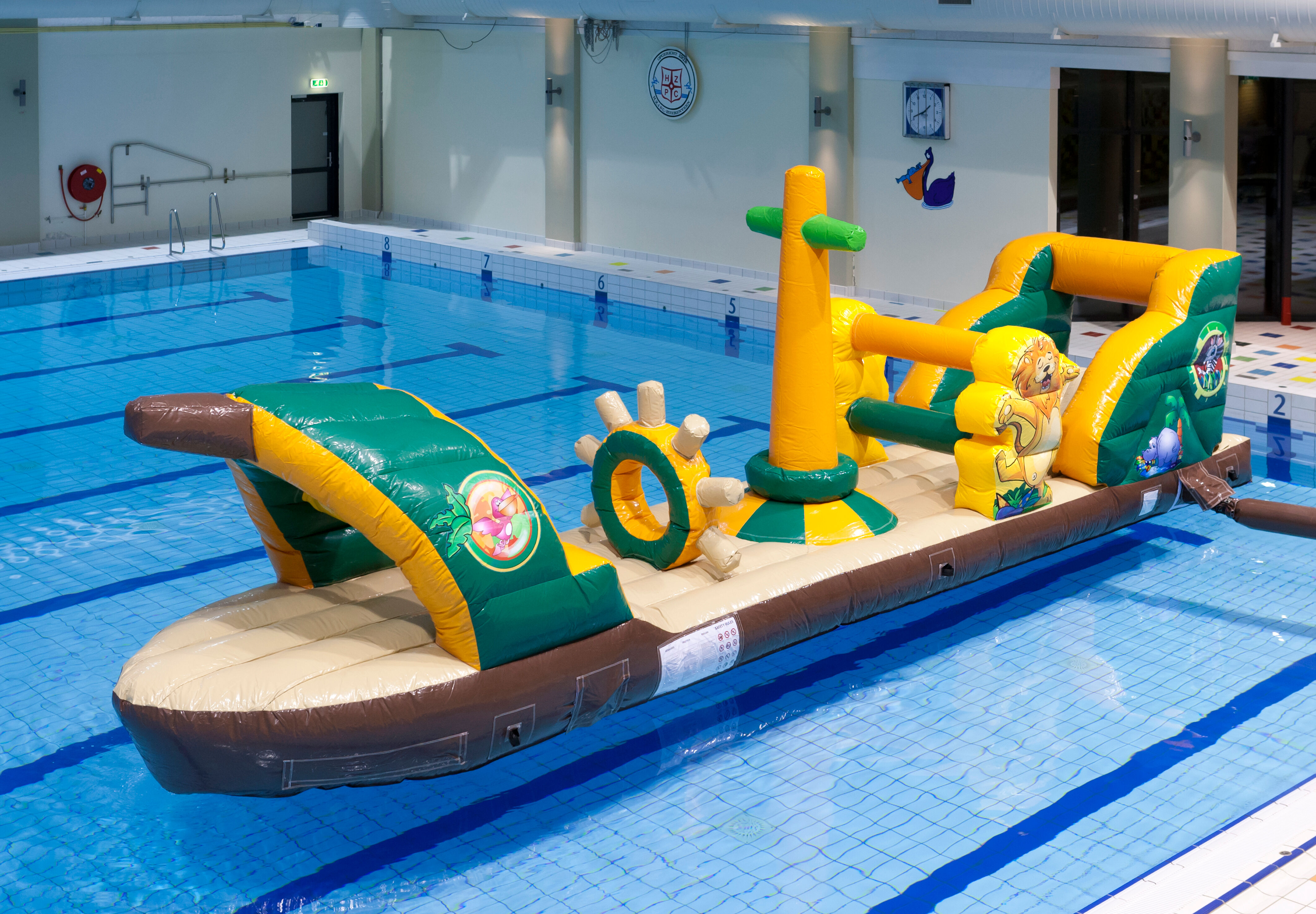Spectaculaire opblaasbare schip in thema safari bestellen voor zowel jong als oud. Kopen opblaasbare zwembadspelen nu online bij JB Inflatables Nederland 