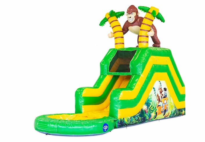 Compre um castelo insuflável de toboágua com o tema da selva com um objeto 3D de um gorila no topo. Encomende castelos insufláveis online na JB Insufláveis ​​Portugal