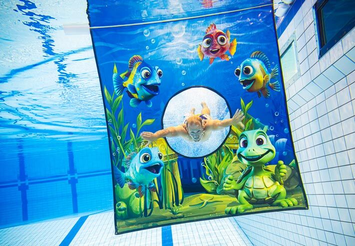 Foto van duikzeil in zwembad met seaworld thema