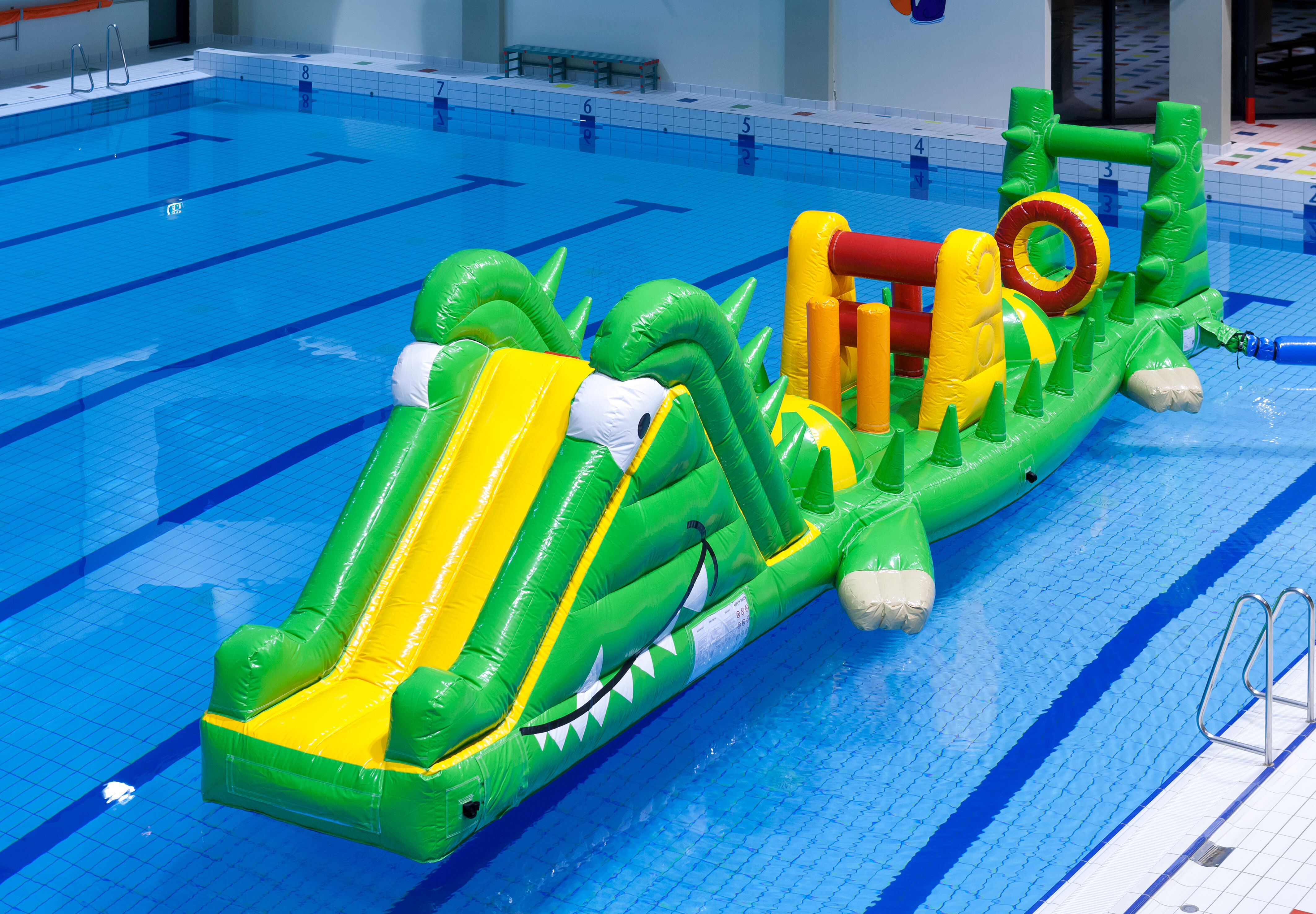 Bestel 12 meter lange opblaasbare zwembad run krokodil met uitdagende obstakel objecten voor zowel jong als oud. Koop opblaasbare stormbanen nu online bij JB Inflatables Nederland