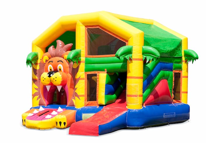Multiplay leeuw luchtkussen met een glijbaan, pilaren op het springvlak en opvallende 3D objecten bestellen voor kinderen. Bestel opblaasbare luchtkussens online bij JB Inflatables Nederland