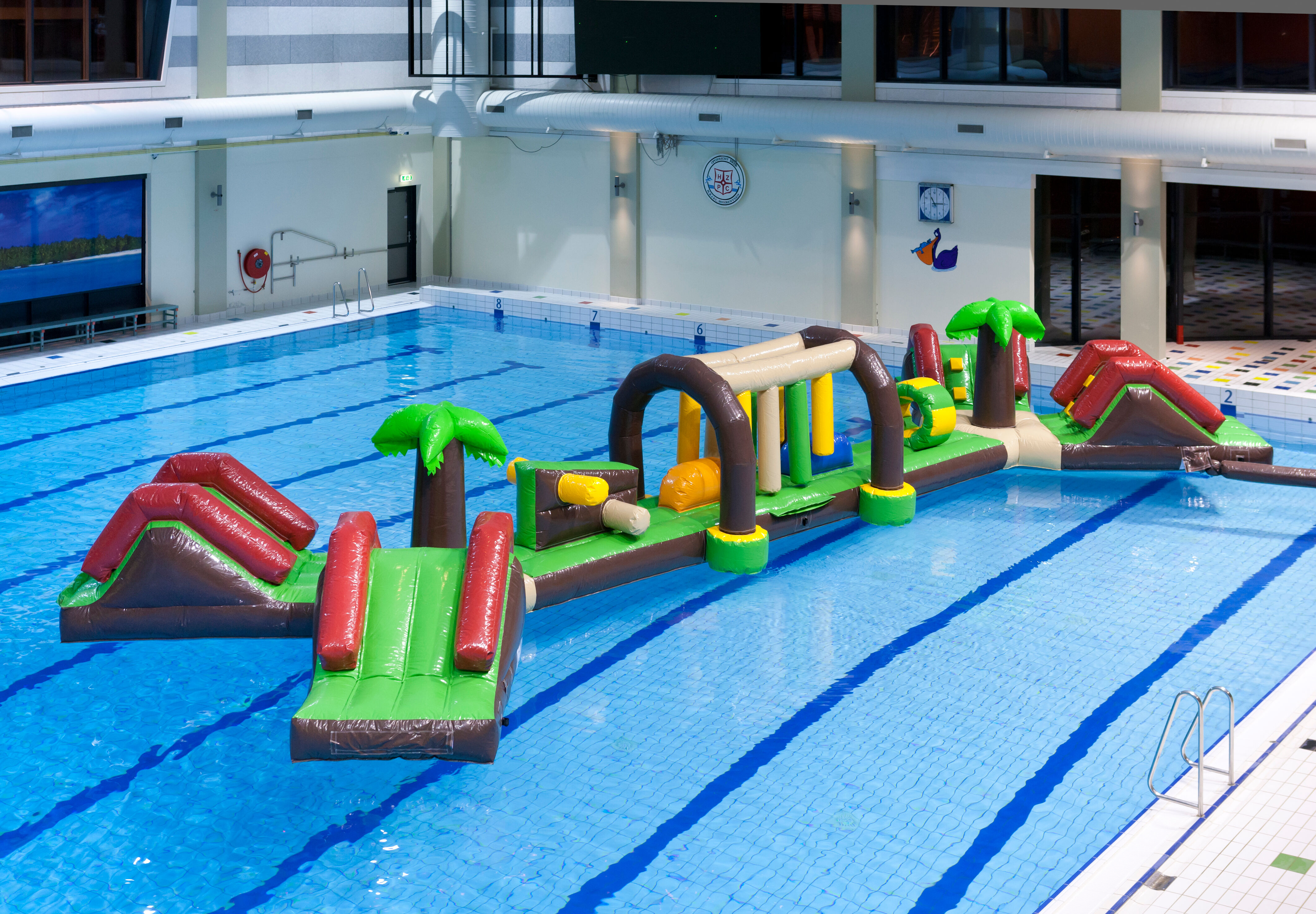 Bestel opblaasbare 16 meter lange Dubbele Hawaii Run XL stormbaan  met verschillende spannende objecten voor kids. Koop opblaasbare stormbanen nu online bij JB Inflatables Nederland