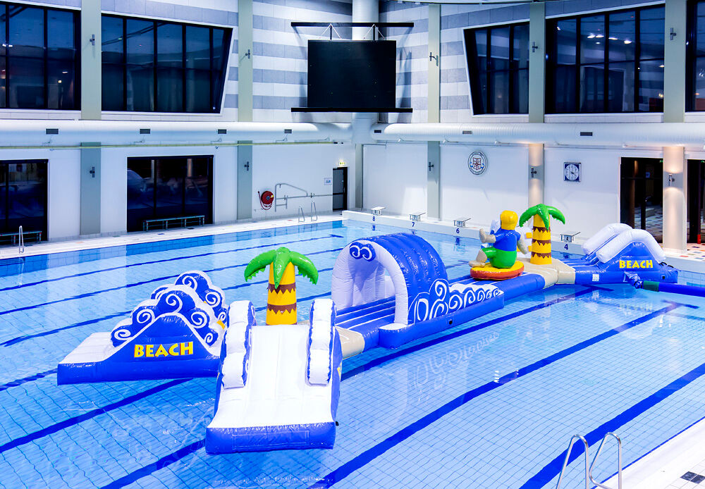 Koop een dubbele opblaasbare 16 meter lange surferrun zwembad stormbaan in een uniek design met grappige 3D-objecten en maar liefst 2 glijbanen voor zowel jong als oud. Bestel opblaasbare waterattracties nu online bij JB Inflatables Nederland