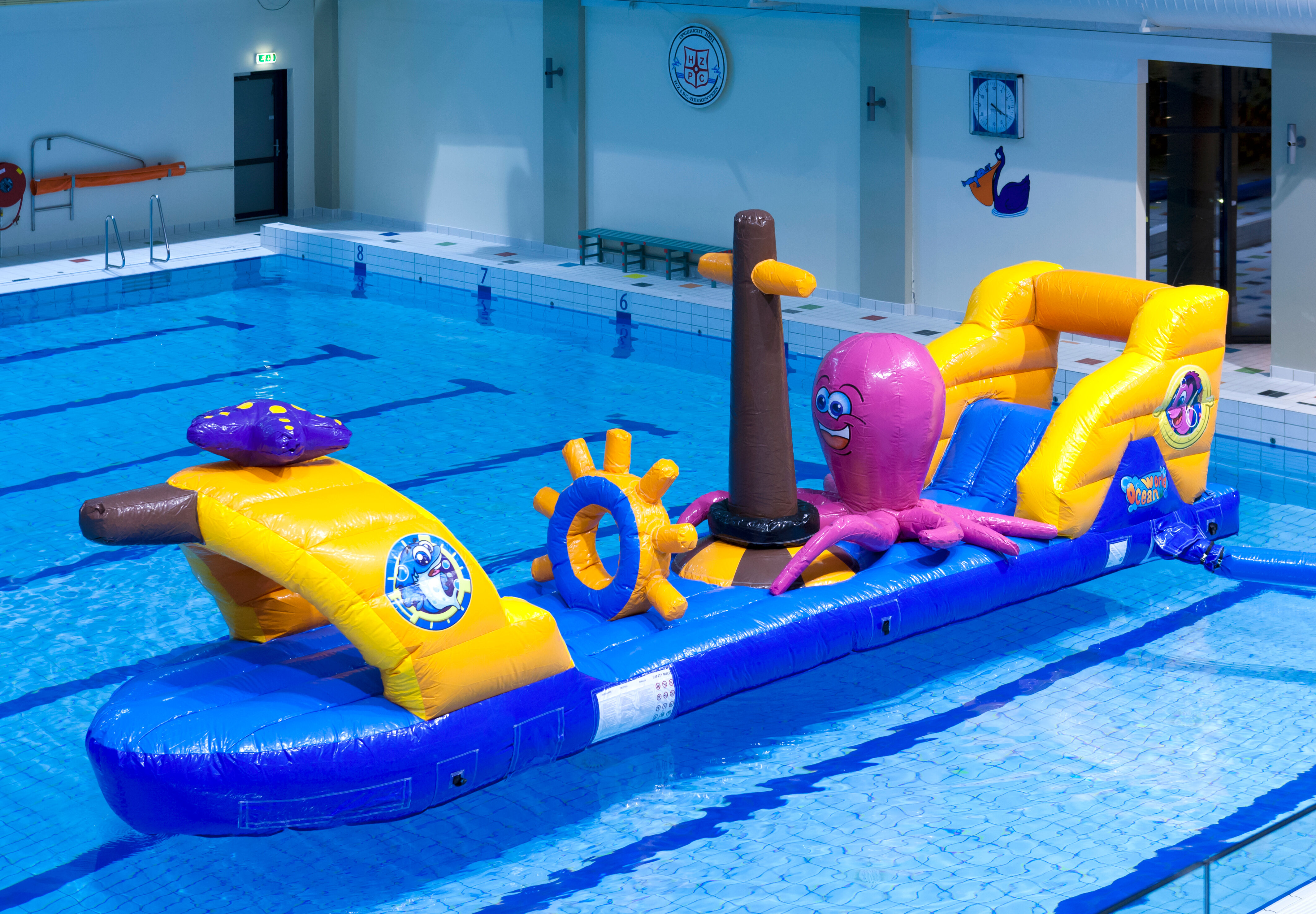 Bateau gonflable spectaculaire sur le thème du safari pour petits et grands. Achetez des jeux de piscine gonflables en ligne maintenant chez JB Gonflables France