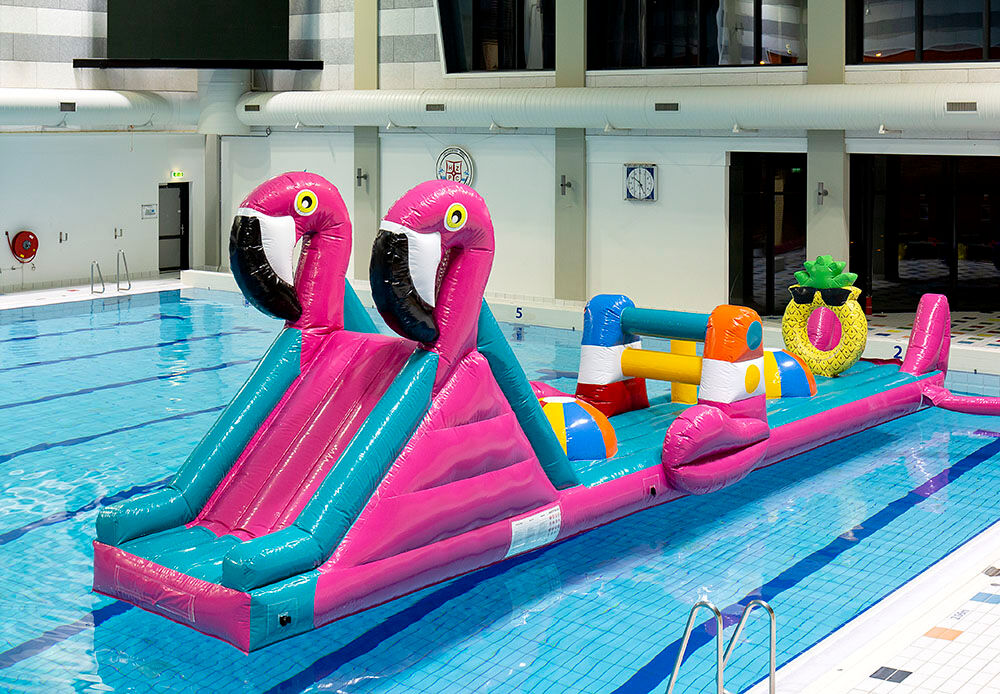 Achetez un parcours d'obstacles piscine gonflable Flamingo Run de 12 mètres de long pour petits et grands. Commandez des attractions aquatiques gonflables maintenant en ligne chez JB Gonflables France