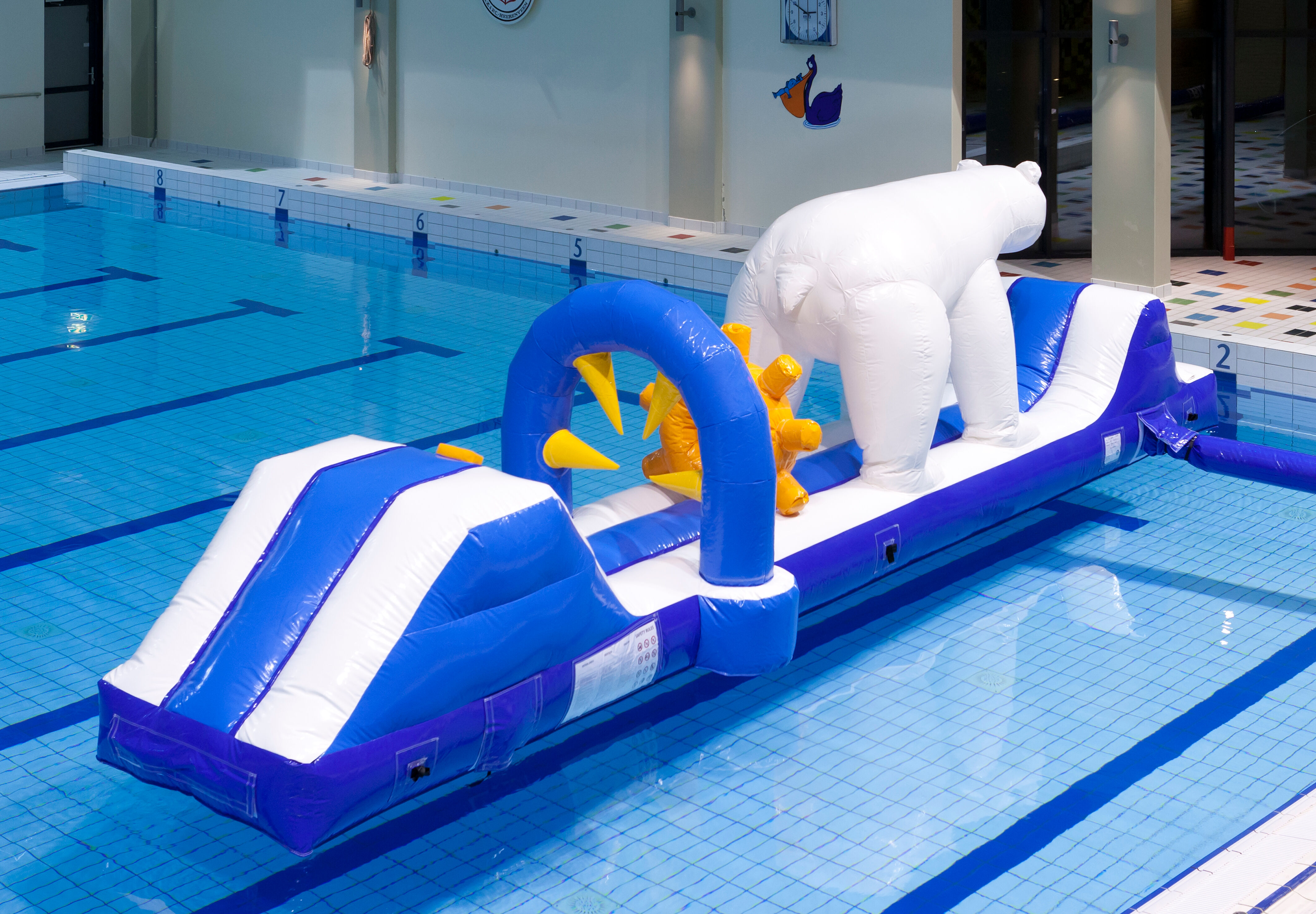 Encomende uma piscina inflável com o tema urso polar com os divertidos objetos 3D para jovens e idosos. Compre atrações aquáticas infláveis ​​online agora na JB Insuflaveis Portugal
